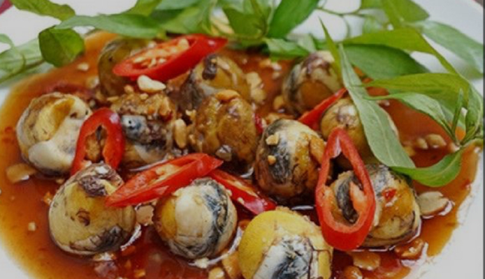 Vịt Lộn Xào Me, Bánh Flan & Chân Gà Sả Tắc - 84 Tô Hiệu