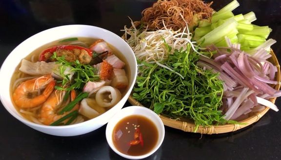 Quán Bún Mắm, Bánh Canh Cua & Bún Bò - Lạc Long Quân