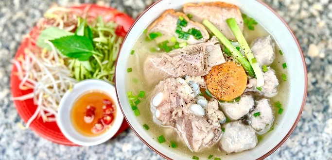 Bún Mọc & Bánh Cuốn Ba Lỳ - Cách Mạng Tháng 8