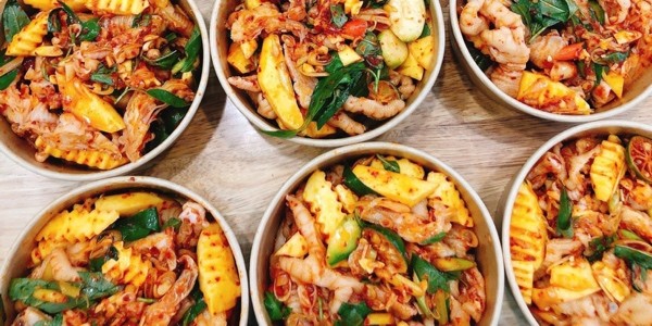 Trà Trái Cây, Chân Gà Sốt Thái & Bánh Mì Nướng - Hà Trần