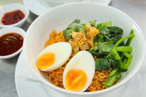 Mì Trộn Indomi Và Đồ Ăn Vặt Dung Dung