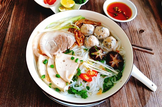 Hủ Tiếu - Bún Mọc TRẦN GIA QUÁN - Âu Dương Lân