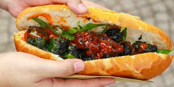 TƯ LÙN - Bún Bò Huế, Bánh Mì Bò Lá Lốt & Ăn Vặt - 35 Hoàng Quốc Việt