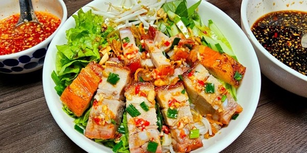 Bún Trộn Heo Quay - Huỳnh Thúc Kháng