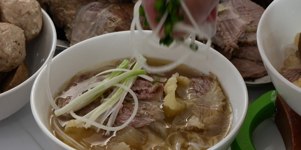 Tiệm Phở - Lẩu Bò Nhà Ngoại