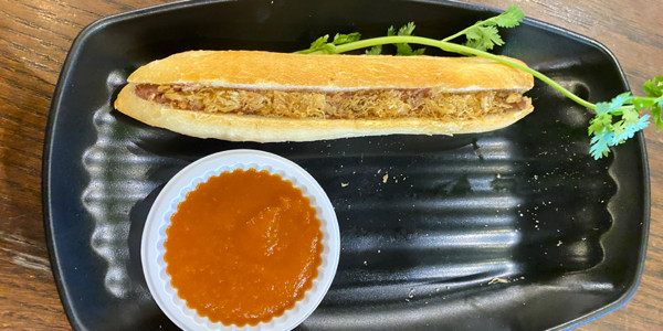 Bánh Mì Pate Cột Đền Đức Ngẩy