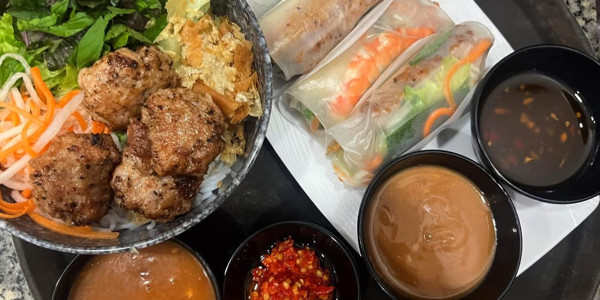 Chị Bé Bo - Bún Lòng Xào Nghệ, Gỏi Cuốn & Đồ Uống - Hoàng Thị Loan