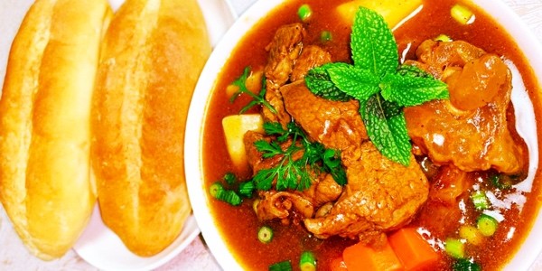 Bà Tuyết - Bánh Mỳ Xốt Vang - Trần Bình