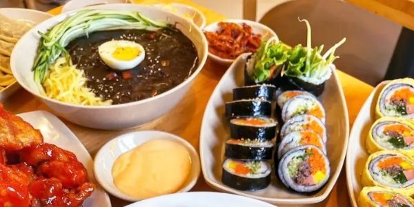 Tiệm Ăn Vặt Heo Mắt Hí