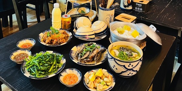 Tiệm Cơm Vĩ Tuyến 17 - Trương Văn Của