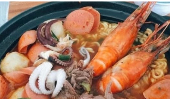 Halloween - Tiệm Mì Cay, Gà Rán & Trà Sữa - DT351