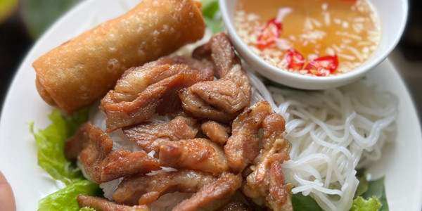 Bún Thịt Xào Chả Giò & Rau Câu Sữa Dừa Thạch Trái Cây - Phạm Đức Sơn