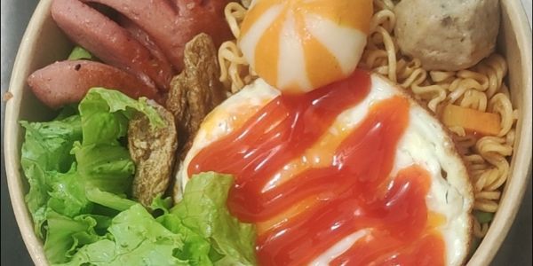 Sandwich & Mì Trộn Trong Hẻm