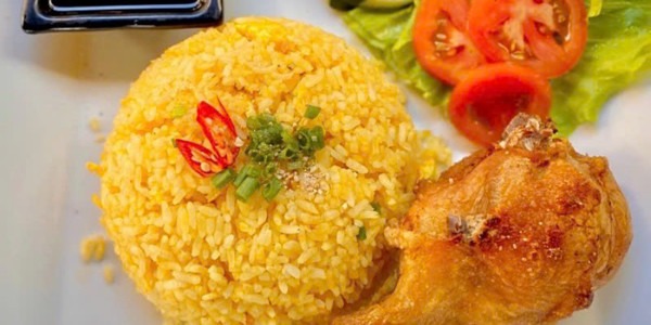 Cơm Chiên Phủ Trứng, Cơm Gà Xối Mỡ & Cơm Gà Quay Tiêu Food Town 