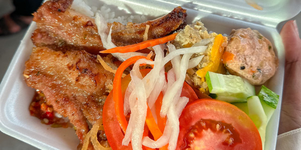 Cơm Sườn Bà Sáu