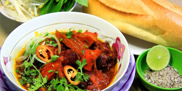 Na Ròm Hủ Tíu - Bò Kho & Bánh Mì