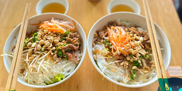 Bún Xào Long Xuyên, Bánh Mì Hấp YoLo