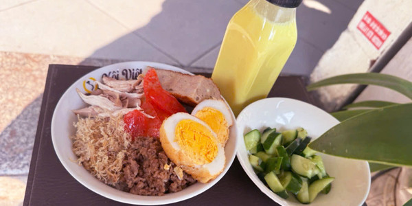 Gần trường AJC