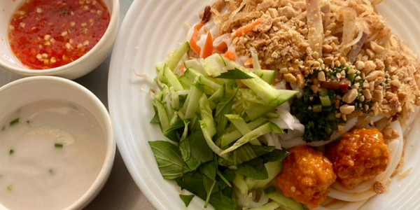 Cô Hiếu - Bánh Tằm Bì Bạc Liêu