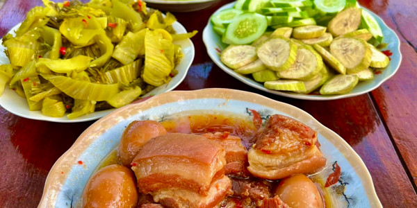 Cơm Trưa Nhà Ngoại - CMT8