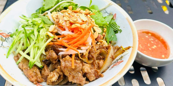 Coffee & Bún Thịt Xào Nhà Tin