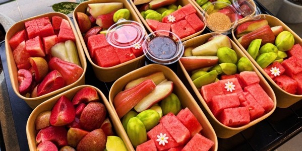 Bếp Nhà Uyn Chiu - Hoa Quả Tươi Bóc Sẵn, Mì Indomie & Cá Viên Chiên Mắm Tỏi