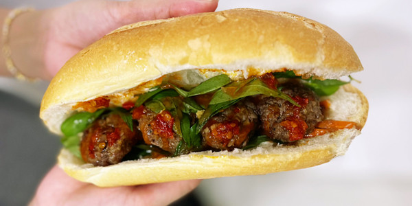 Hai Chị Em Dzuột - Bánh Mì Bò Lá Lốt