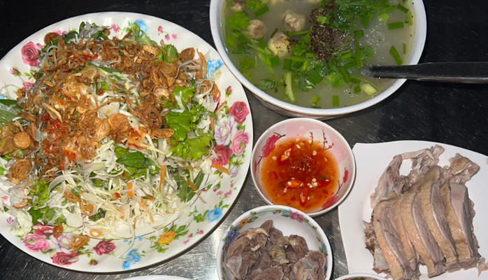 Cô Thanh - Cháo & Gỏi Lòng Mề Trứng Non Gà Vịt - Cổng Chính Chợ Tân Hiệp