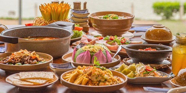 Hoàng Yến Vietnamese Cuisine - Hồ Bán Nguyệt