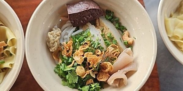 QUÁN BÀ 8 TÂN HƯNG - BÁNH CANH CHẢ CÁ