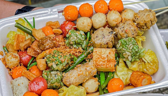 Ăn Vặt Cô Linh - Chân Gà Sốt Thái & Cá Viên Chiên - Nguyễn Trung Trực