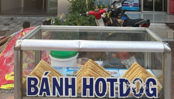 Dì Phương - Bánh Hotdog - 125 Nguyễn Tất Thành