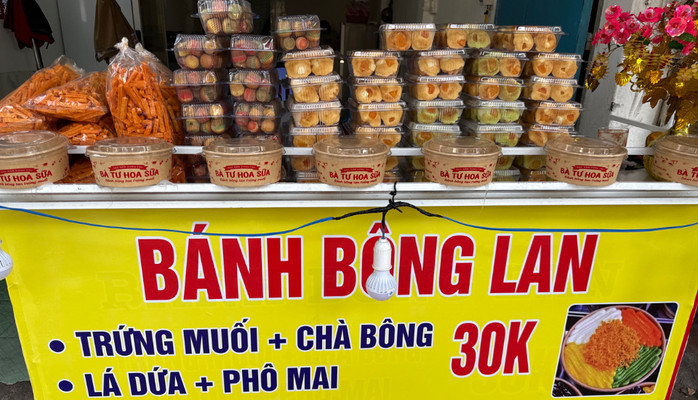Bà Tư Hoa Sữa - Bánh Bông Lan Trứng Muối - Hoàng Hoa Thám