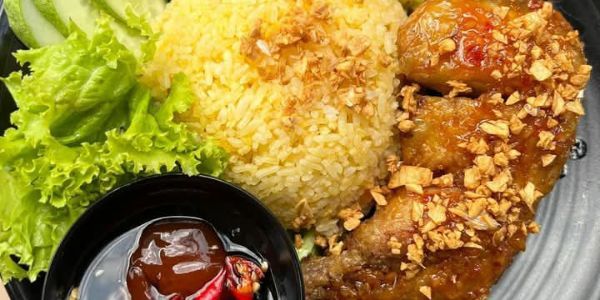 Cơm Gà Xối Mỡ Chí Thiện