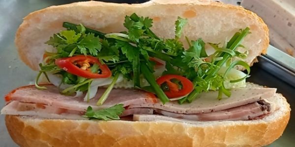 Lò Bánh Mì Đại Phúc - Bánh Mì Xíu Mại & Heo Quay - 77 Hoàng Hoa Thám