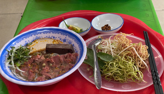 Cô Diệu - Bún Bò Huế - 304 Âu Cơ