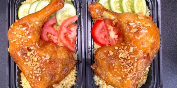 Cơm Gà Xối Mỡ & Pizza - Bé Sam
