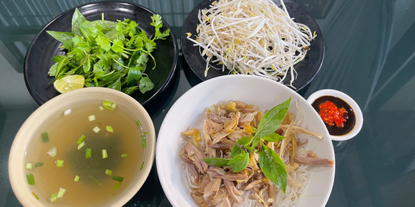 Phở Khô Gà - Nguyễn Đình Chiểu - .