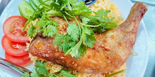 Tiệm Cơm Nhà Mình - Cơm Gà Sốt Mắm Tỏi