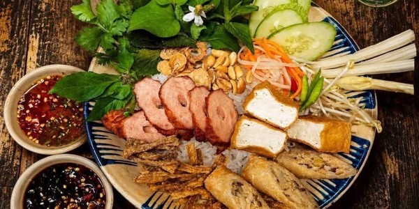 Bún Trộn Và Bánh Giò - Tiệm Nhà Phính