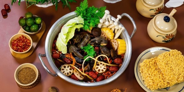 Bếp Cô Út Mót - Gà Ác Tiềm & Bồ Câu Tiềm - Đại Lộ Bình Dương