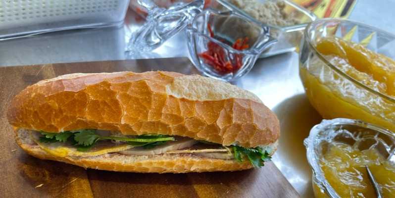 Bánh Mì PIKA - Bánh Mì Bơ Béo PaTe, Chả Lụa & Chà Bông - Nguyễn Thái Bình