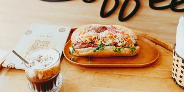 Bảo Coffee - Trà Ô Long Đậm Vị & Bánh Mì Pate Cột Đèn