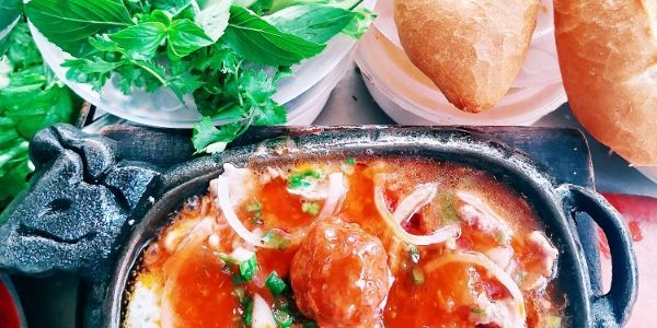 Uyên Tâm - Bánh Mì Ốp La, Bít Tết & Mì Xào