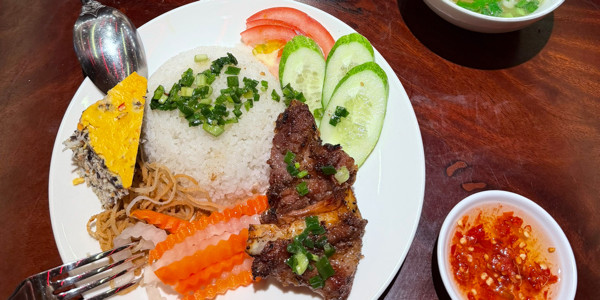 Stown - Cơm Tấm Sườn Khổng Lồ, Hủ Tiếu & Cơm Văn Phòng