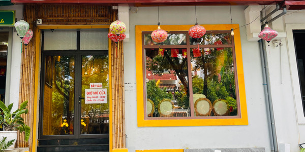 Bún Bò Huế & Cơm Gà Xối Mỡ - Vin Tây Mỗ