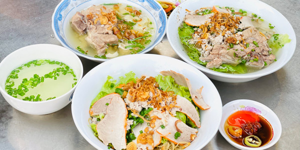 Hai Chị Em - Hủ Tiếu Hoành Thánh & Mì Tươi Xá Xíu Tươi - Trần Khắc Chân